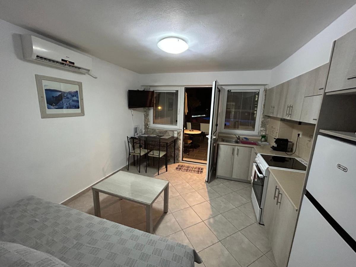 Aroma Cavas Apartment Pyrgos Kallistis Bagian luar foto